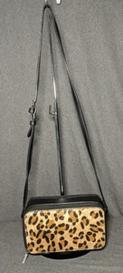Street Level Crossbody bag with 6 card slots, interior zipper compartment - Picture 1 of 18