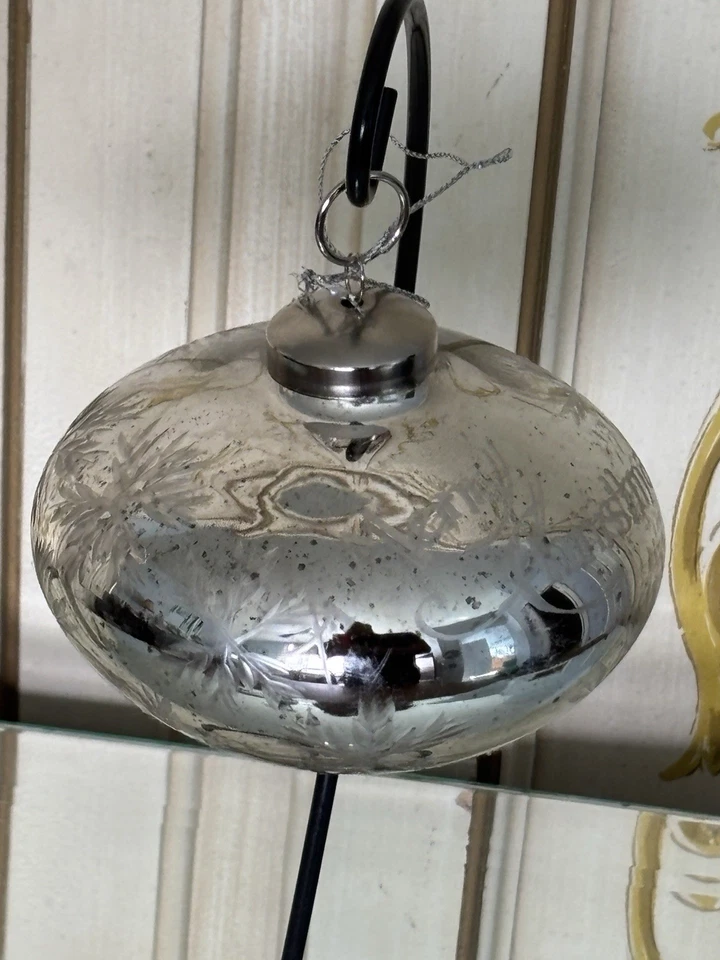 Vintage 4” Bola Plata Adorno de Navidad Grabado Copo de Nieve “Feliz Navidad” Foto 1 de 4