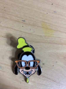 Gafas y aparatos ortopédicos Disney Pin Goofy con gafas y aparatos ortopédicos colección Rock Head Booster - Imagen 1 de 1