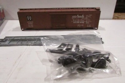 HO Scale RoundHouse 1213 50' Box Car Kit Santa Fe - Image 1 of 3