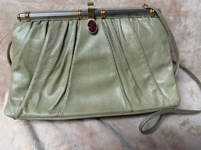  Bolso de mano Judith Leiber clutch de piel de serpiente con camafeo  Foto 1 de 4