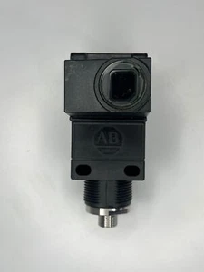 Sensore fotoelettrico ALLEN BRADLEY serie 9000 ClearSight 42GRC-9200-QD (USATO) - Foto 1 di 5