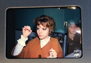 DIAPOSITIVA Kodachrome vintage años 60 1961 hermosa cara mujer pelo y ropa - Imagen 1 de 3