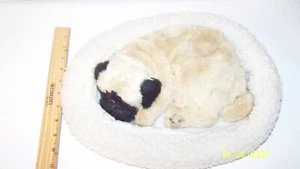 PUG PERRO DE PELUCHE DURMIENDO EN LA CAMA FUNCIONA CON BATERÍA, NO FUNCIONA TAL CUAL - Imagen 1 de 3