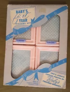 NUEVO DE LOTE ANTIGUO De colección NU-DELL Plastics Corp Bebé Primer Año Rosa Marco Conjunto IOB - Imagen 1 de 9
