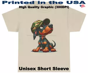 DigiPups Dobermann Pinscher Welpe Hund Camouflage Kappe Mütze Cartoon Sand T-Shirt - Bild 1 von 6