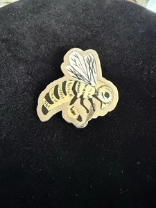 Prendedor Zuni Dale Edaakie con incrustaciones de abeja de plata esterlina Shell Jet - Imagen 1 de 5
