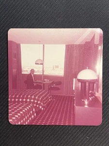 FOTO D'EPOCA TROVATA Uomo seduto a un tavolo in una stanza d'albergo - Foto 1 di 3