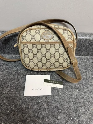 Bolsa tiracolo feminina Gucci Plus GG logotipo monograma marrom vintage ombro Itália » - Imagem 1 de 4