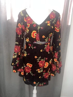 Mini vestido Alexia Admor preto renda floral bordado manga sino gola V tamanho M - Imagem 1 de 4