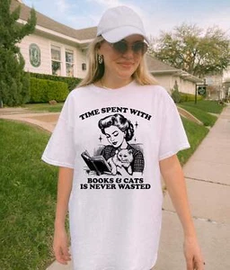 Zeit verbracht mit Büchern und Katzen in nie verschwendet Shirt Buch Shirt Buchliebhaber TShir - Bild 1 von 11