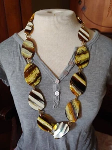 Collar Vintage Sobral Rootbeer Crema Rayas Plástico Resina Tono Dorado Metal - Imagen 1 de 7