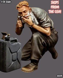 1/35 Resin Figure German Infantryman Kneeling & Shaving Face Model Kit 33229 - Picture 1 of 4
