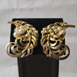 Orecchini Vintage Schiaparelli Tono Oro Finta Perla/Strass Trasparente Piuma Clip-on - Foto 1 di 9