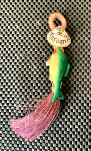 ISLA DE MARGARITA CORDA PESCE COLORATA ERBA GONNA MAGNETE 1 1/2" X 8" NOS - Foto 1 di 2