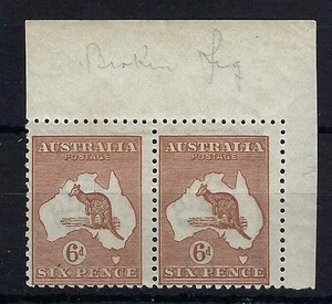 AUSTRALIA SG73/73a 1923 6d CHESTNUT PAIR 1 WITH BROKEN LEG VAR MNH (d) - Picture 1 of 1