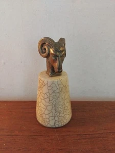 VINTAGE BRIEFBESCHWERER MIT WIDDERKOPF, MESSING UND KUNSTHARZ, 12 CM HOCH - Bild 1 von 11