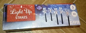 5er Pack Leucht Schneeflocke Pfahl Leuchten LED Außen Garten Batteriebetrieben Neu - Bild 1 von 5