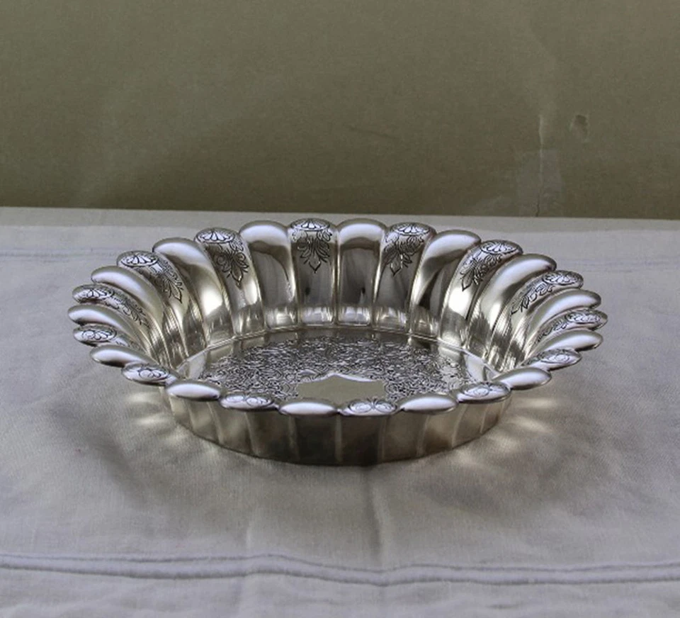 Montaña rusa de vino de plata, estriada y en relieve Foto 1 de 1