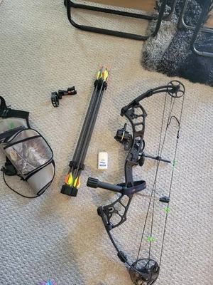PSE compound bow 60lb with accessories  - Image 1 of 4