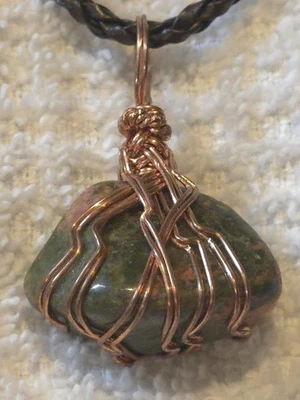 Pingente Unakite em um colar de couro marrom - Imagem 1 de 2