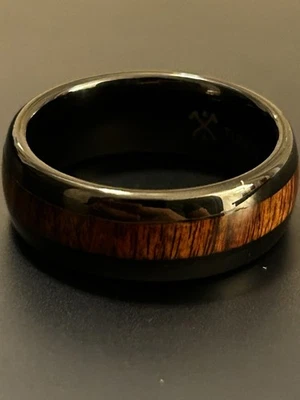 Anillo Manly Bands The Cowboy enchapado en tungsteno negro, incrustación de madera de koa, talla 10,5 Foto 1 de 4