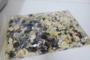 Lote botones 4 kg plástico diferentes botones sin usar vintage *Z2 - Imagen 1 de 10