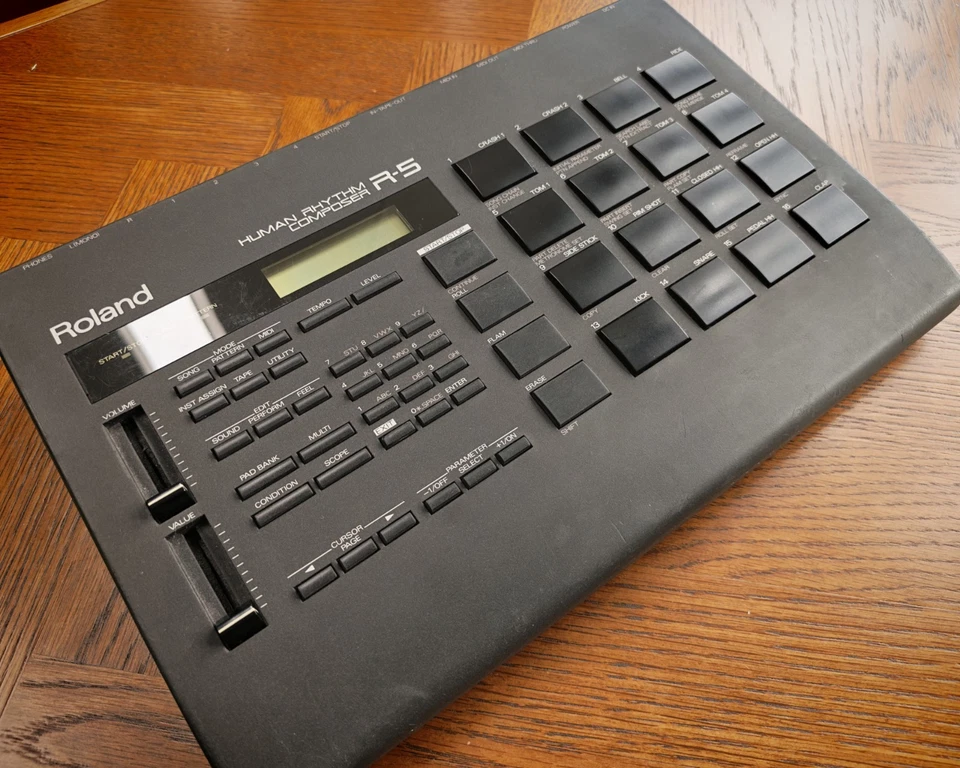 Roland R-5 Drum Machine with Power Supply & Manuals. Home use, Great Condition. - Image 1 of 4