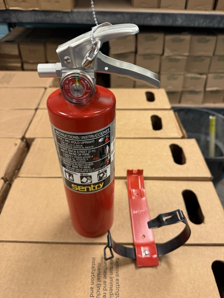 ANSUL FIRE PROTECTION Ansul Sentry (2019) 2.5 lb ABC Fire Extinguisher w/ Vehicle Bracket
