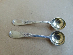 PRETTY PAIR VICTORIAN STERLING SILVER  BRIGHT CUT SALT SPOONS LONDON 1890 - Picture 1 of 10