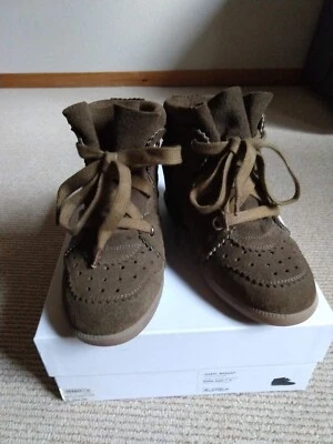 Super Trendy! NEW WITH BOX! ISABEL MARANT ETOILE BOBBY BROWN VELVET STAINER SZ35 - Image 1 of 4