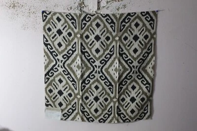 Highland Court, Augustine Ikat, 26" W X 26" L, Varios Colores Foto 1 de 2