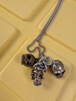 Collana 3 teschi. Catena in argento.  Senza chiusura, ottime condizioni - Immagine 1 di 2