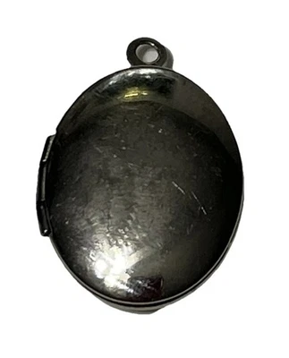 Medallón ovalado tono plata  Foto 1 de 3