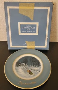 Plato de Navidad Avon 1976 de colección en caja trayendo a casa el árbol madera de cuña - Imagen 1 de 11