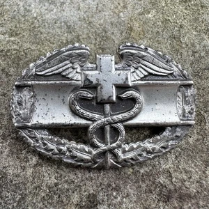 ORIGINAL WWII WW2 US Army Combat Medic Sterling Pin-Back Award Badge - Picture 1 of 2