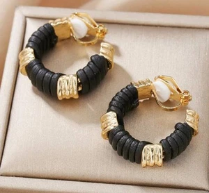Pendientes de aro con clip envueltos en oro y cuero negro sangrado de 1" - Imagen 1 de 4