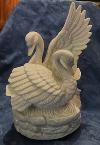Vintage House of Global Art Spieluhr Schwan Paar Schwimmen spielt Schwanensee Preowne - Bild 1 von 5