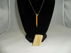 Set aus goldfarbenem Bleistift und Buch Halskette und Anhänger - Bild 1 von 3