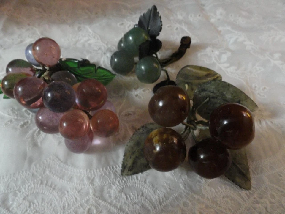 Grupos de frutas de vidro com folhas de vidro ameixas cerejas e uvas - Imagem 1 de 1