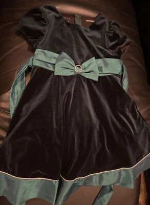 Vestido de terciopelo verde oscuro con pedrería y satén para niñas talla 5 Foto 1 de 3