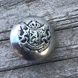 Rampart Lion Crest Uniform Button Coat Of Arms Small Silver Tone Worn Livery Vtg - Picture 1 of 12