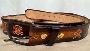 Cinturón de cuero grabado grueso de alta resistencia ROOSTER en marrón tostado talla L logotipo Scull - Imagen 1 de 13