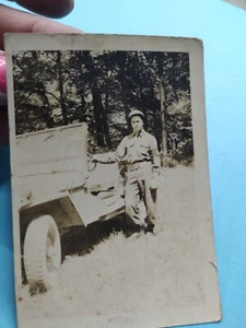 Foto vintage de un soldado y su vehículo - Imagen 1 de 5