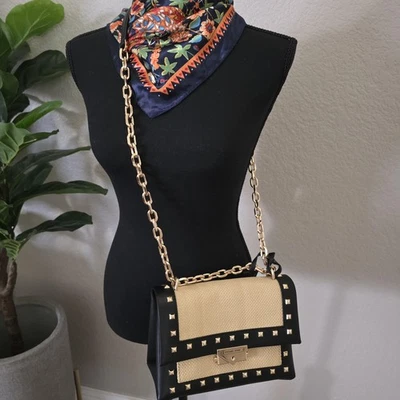 Сумка через плечо Michael Kors женская черная бежевая с заклепками наплечная сумочка золотая цепочка - Изображение 1 из 4