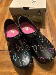 Anywear SR Angel Non Slip Womens Clogs Hearts On The Line Shoes Size WMNS/7MEN/5 - Picture 1 of 18