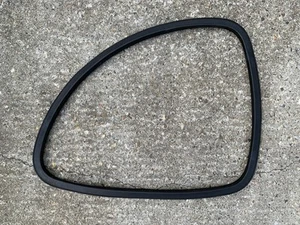 MK1 Ford KA 1996-2008 RH Abseits Hinten Beifahrerseite Gummi Fensterdichtung Schwarz - Bild 1 von 10
