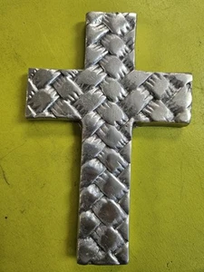 VINTAGE PEWTER BASKET WEAVE WALL CROSS 4 1/2 x 6 3/4 ESTATE 50s 60s PLAQUE - Picture 1 of 4