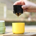 Schlanke gelbe und grne Kaffeemhle manuell handverstellbar mit 2 Tassen Filt