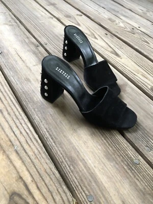 Sandalias de tacón alto apiladas Barneys New York de gamuza negra con tachuelas EE. UU. 5 Foto 1 de 4